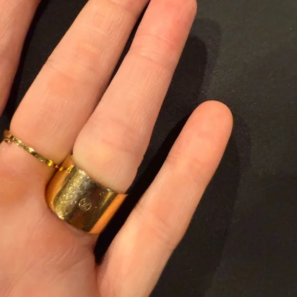 Louis Vuitton Essential V Ring Size 7/M - Picture 15 of 16